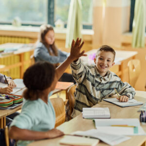 Schüler geben sich ein High Five